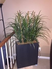FAUX GREEN PLANT IN METAL STAND