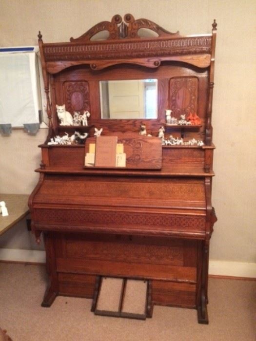 Fully restored 1903 Farrand Company American Oak pump reed organ