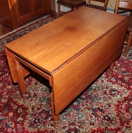 Antique Pine Drop Leaf Table

Overall good to very good condition. Drop leaves function well. The hand craftsmanship is evident in this piece. Very well kept in a non-smoking home. Nice! Measures 28"t and 42"w. Opened the table is 52 3/4"l and closed, the center piece is 20"l. 