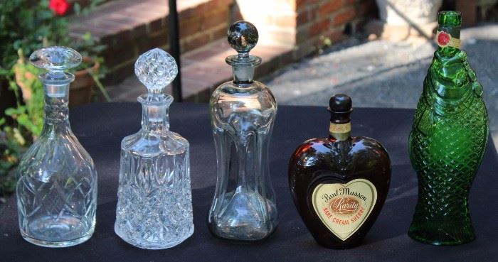 Vintage Liquor Bottles and Decanters

Includes 2 bottles and 3 decanters.

One bottle is green, fish-shaped and reads "Antinori 1965. Bianco Della Costa Toscana" and the other is heart-shaped, reads "Paul Masson. Rarity. California. Rare Cream Sherry.

3 decanters are very decorative, no chipping or cracking of anything in the lot.

Tallest measures 13 1/4"T
Shortest measures 8 3/4"T