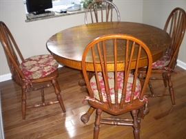 Solid oak kitchen/dining table and 4 chairs