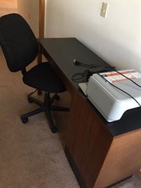 DESK AND OFFICE CHAR WITH HEWLIT PACKARD PRINTER