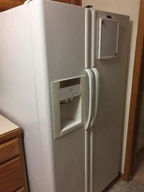 FRIGIDAIRE GALLERY REFRIGERATOR WITH ICE MAKER AND WATER DISPENSER