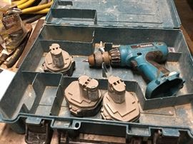 Makita drill w/ 3 batteries