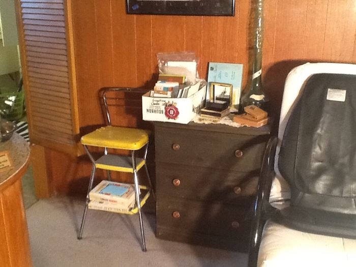 Vintage yellow step stool, Vintage 3 drawers dresser