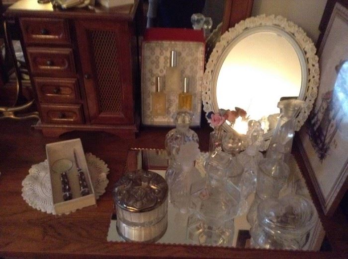 pretties, many vanity items and jewelry boxes