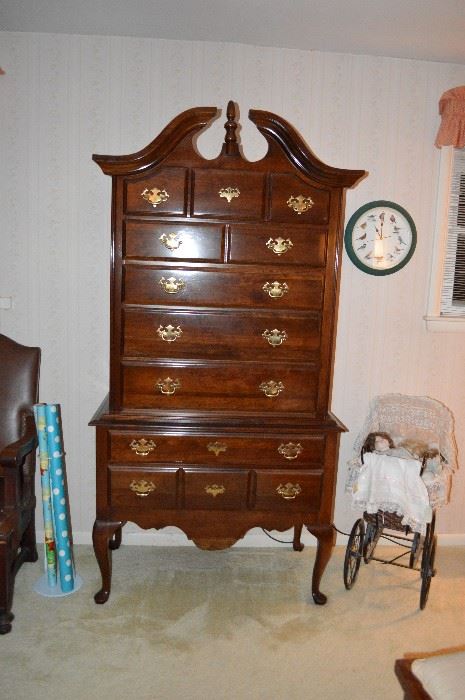 Kincaid Queen Ann Tallboy Dresser. Immaculate condition, timeless design.