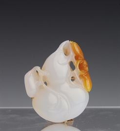 Lot 256 -Agate Hulu Carving Set in 14K Gold Brooch