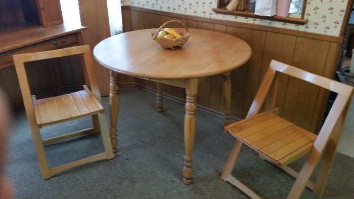 39" Round kitchen table , 4 folding chairs and 1 leaf.