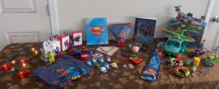 DDC022 Superman Collectibles - Hallmark, DC Comic Figurals & More
