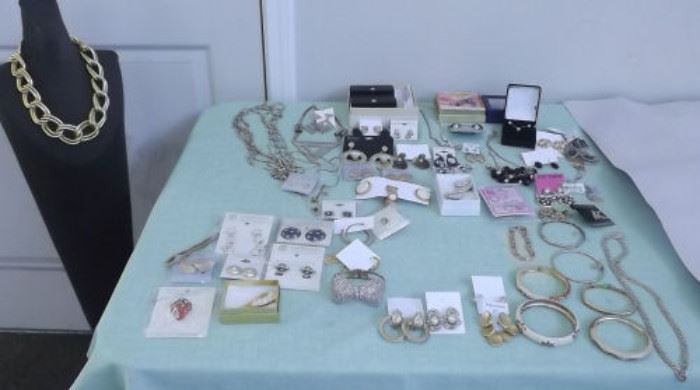 DDC078 Large Costume Jewelry and Lipstick Cases Lot
