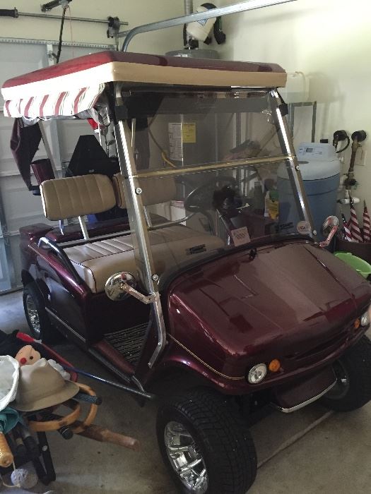 2007 WESTERN ELECTRIC GOLF CART WITH NEW TROJAN BATTERIES.
