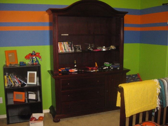 Nice hutch dresser combination ( there is a matching full size bed and headboard)