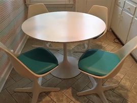 Mushroom Top Table with 4 chairs 