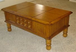 Lift top coffee table