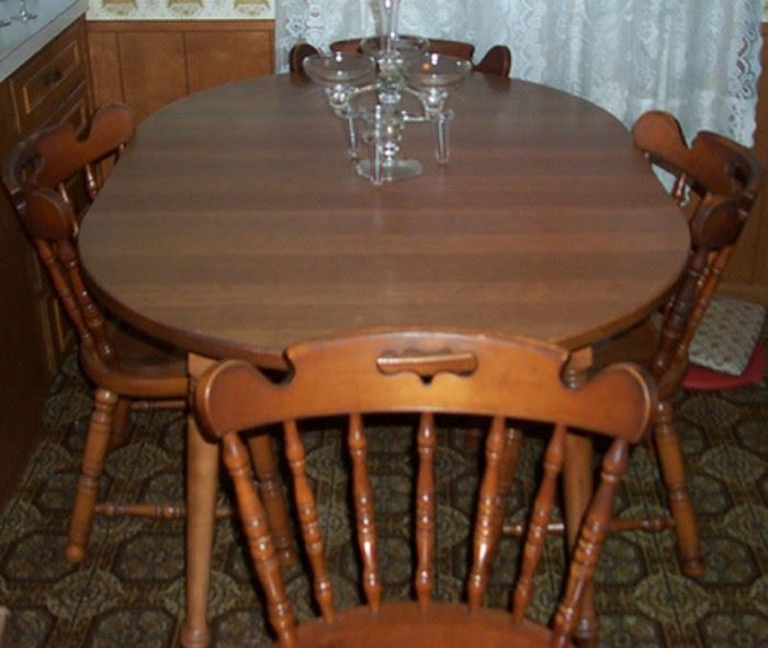 Maple table w/ 2 leaves (58 in. by 41 in.) and 4 chairs