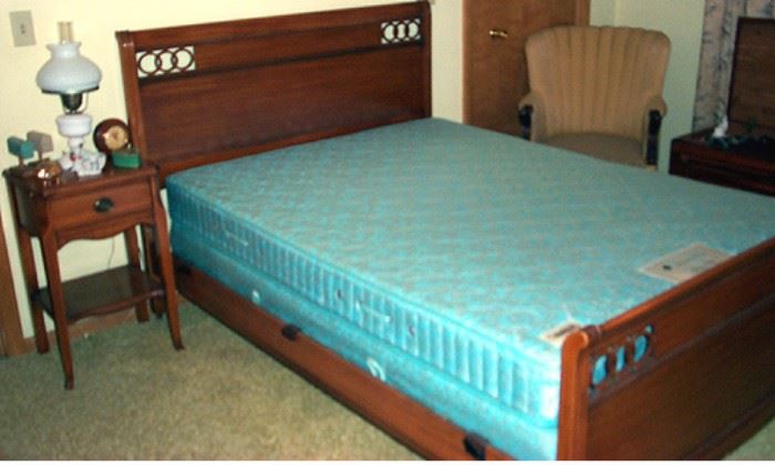Part of 4 pc bedroom suite - Bed and night stand