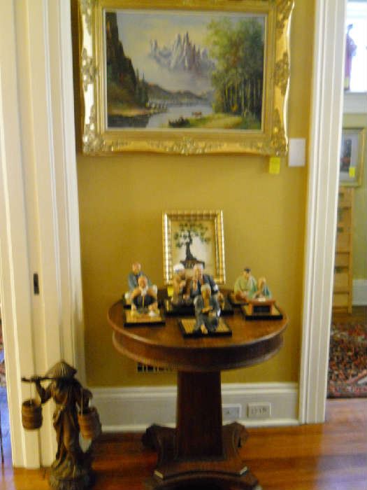 gold framed painting, round table, Hakala Urasuki dolls on base, etc.