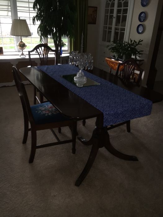 dining room table with 6 chairs , leaves and pads