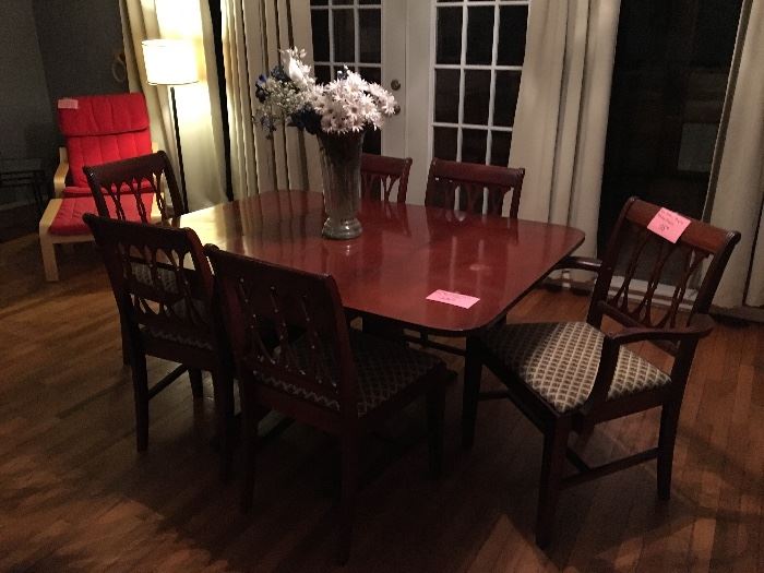 Vintage Duncan Phyfe dining table and 6 chairs. Circa 1950