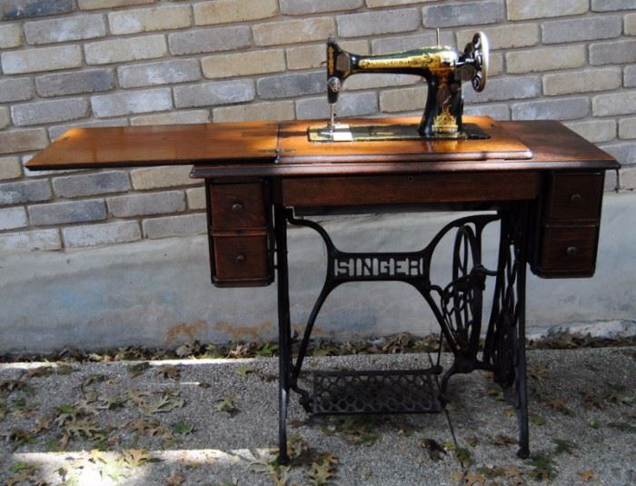 1911 SINGER SEWING MACHINE IN WOODEN CABINET 