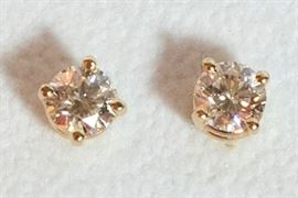 One pair diamond stud earrings with a total weight of approx 1.0 carats