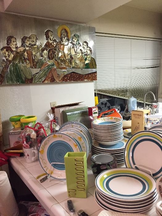 TONS KITCHEN DISHES. GLASSES
MID CENTURY. MOST ITEMS NEW. CROCK
POTS. PANS. BAKING PANS. MOLD PANS. HUGE SELECTIONS 