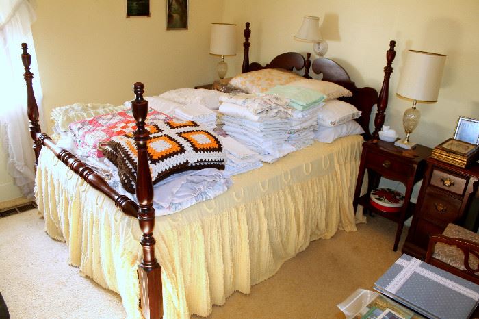 Vintage full bed - bedding & linens