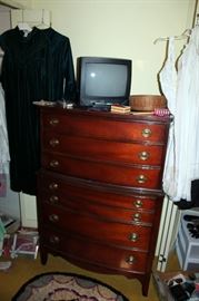 Dixie Hepplewhite-style chest-of-drawers