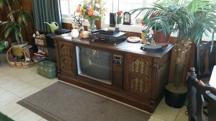 AM FM / TV RECORD PLAYER Console - works.
$200!