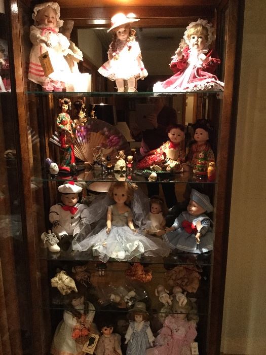 Many dolls, several antique