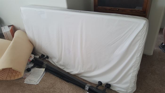 Tempurpedic eastern king/2 xl twins mattress