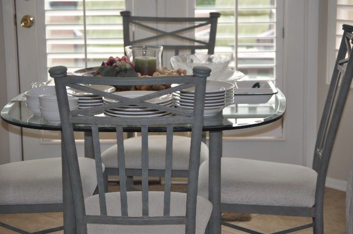 DINETTE SET (4 CHAIRS) WILLIAMS-SONOMA WHITE DISHES