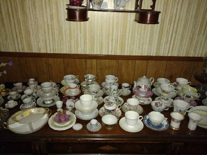 Lots of tea cups/saucers