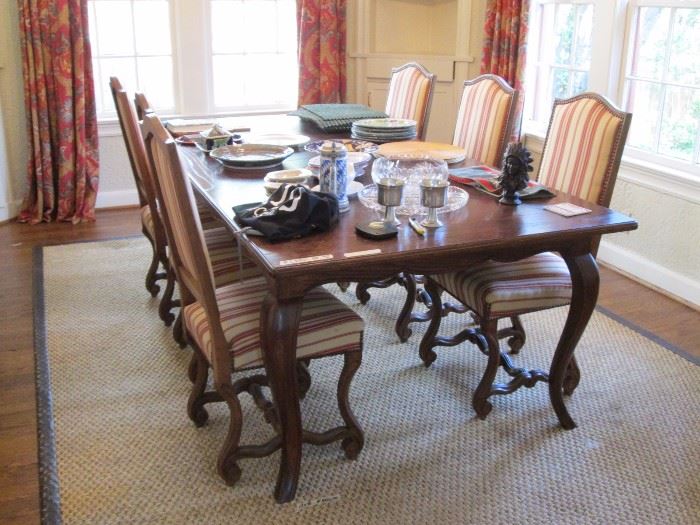 Beautiful Oak table with 6 antique chairs.