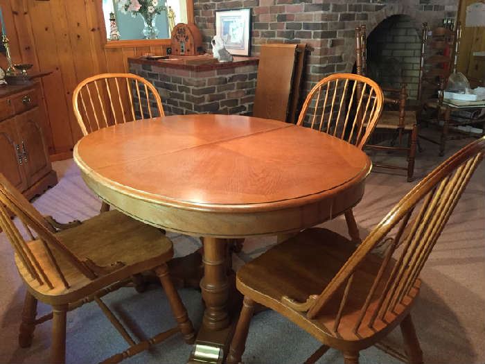 Stanley oak dining room table with 2 leaves and 4 chairs