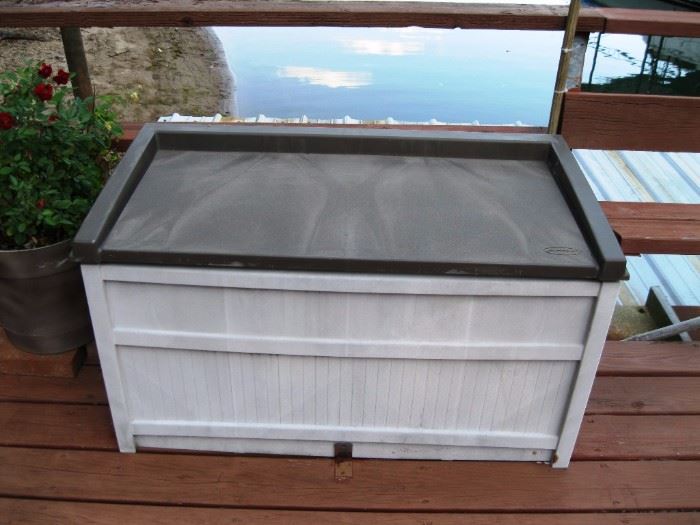 rubbermaid outdoor chest