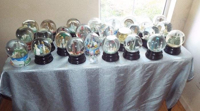 FAMOUS SAKS FIFTH AVENUE CITY SNOWGLOBES!!! A COLLECTION THAT SPANNED YEARS. 