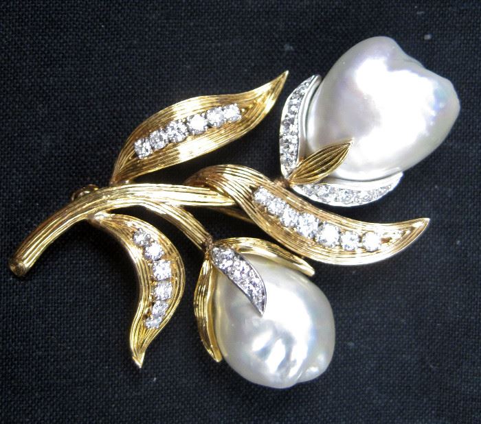 Beautiful brooch with large baroque pearls and diamonds