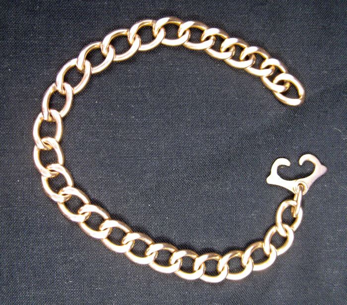 18k link bracelet. 8 inches