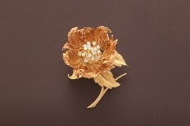 Beautiful pin with flower that opens and closes. Diamonds are called tremble (they move when the brooch is touched.)
