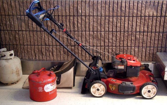 Very nice Toro self starting 6.75 hp mower with mulched and bag