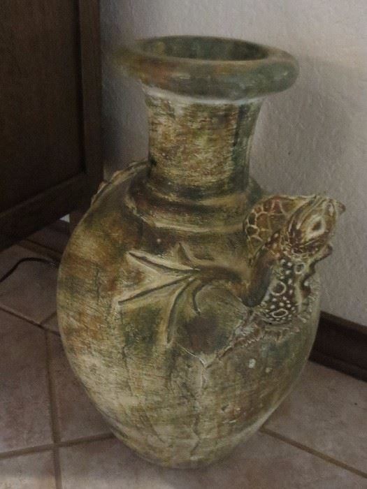 Decorative pot with an iguana