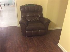 La-Z-boy Big man's recliner - leather - great condition - apx 2 yrs old.