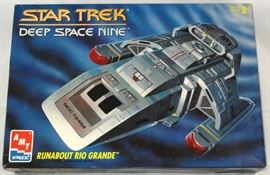 AMI Ertl "Star Trek" Deep Space Nine "Runabout Rio Grande" Model Kit #8741