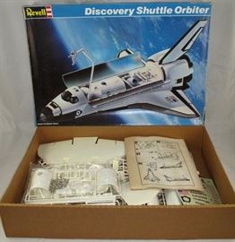 Revell "Discovery Shuttle Orbiter" Complete with Original Box and Instruction Booklet Model Kit 4733 (1988)