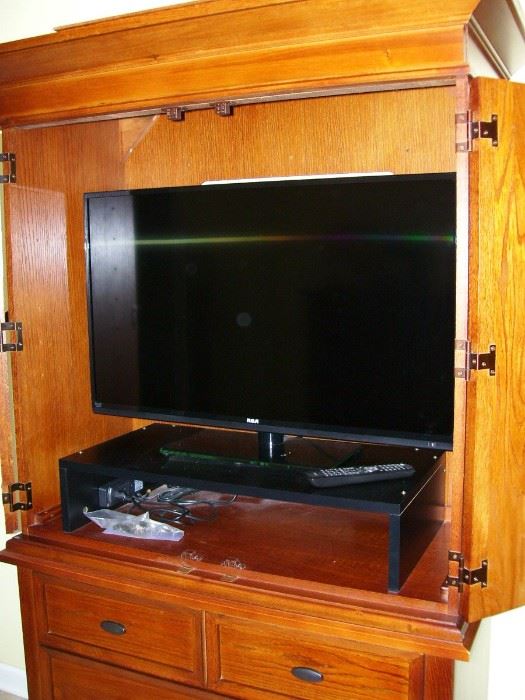 Three flat screen tvs in this sale - all work great