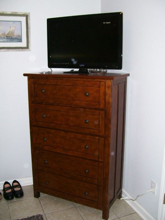 From the "trundle bed bedroom" - another flat screen - here is the chest of drawers