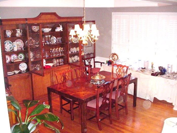 Dining room--table has two leaves and pads