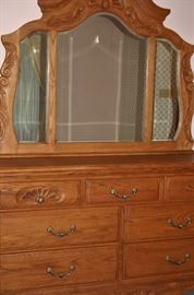 Arbek King Bedroom set w/Bed Frame, 2 Night Stands, 7-Drawer Dresser W/Mirror, & 3-Drawer Entertainment Cabinet